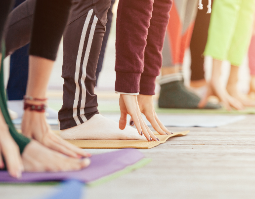 Grupo practicando yoga