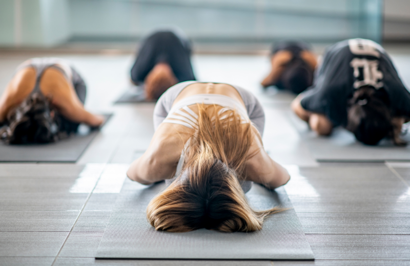 Clase de yoga corporativo en grupo